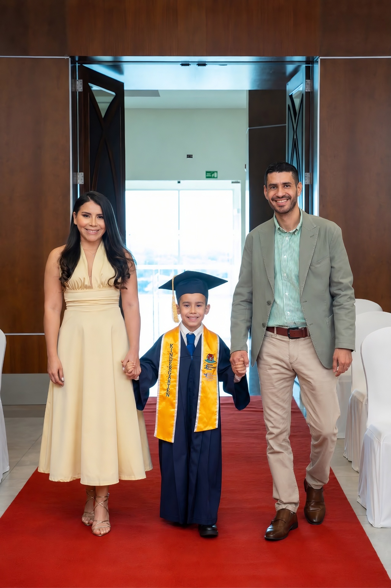 Familia orgullosa acompañando a su hijo en su graduación